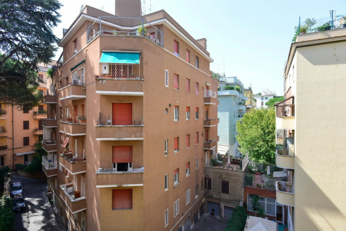 Bright double bedroom with a balcony, near the large Villa Ada Savoia park