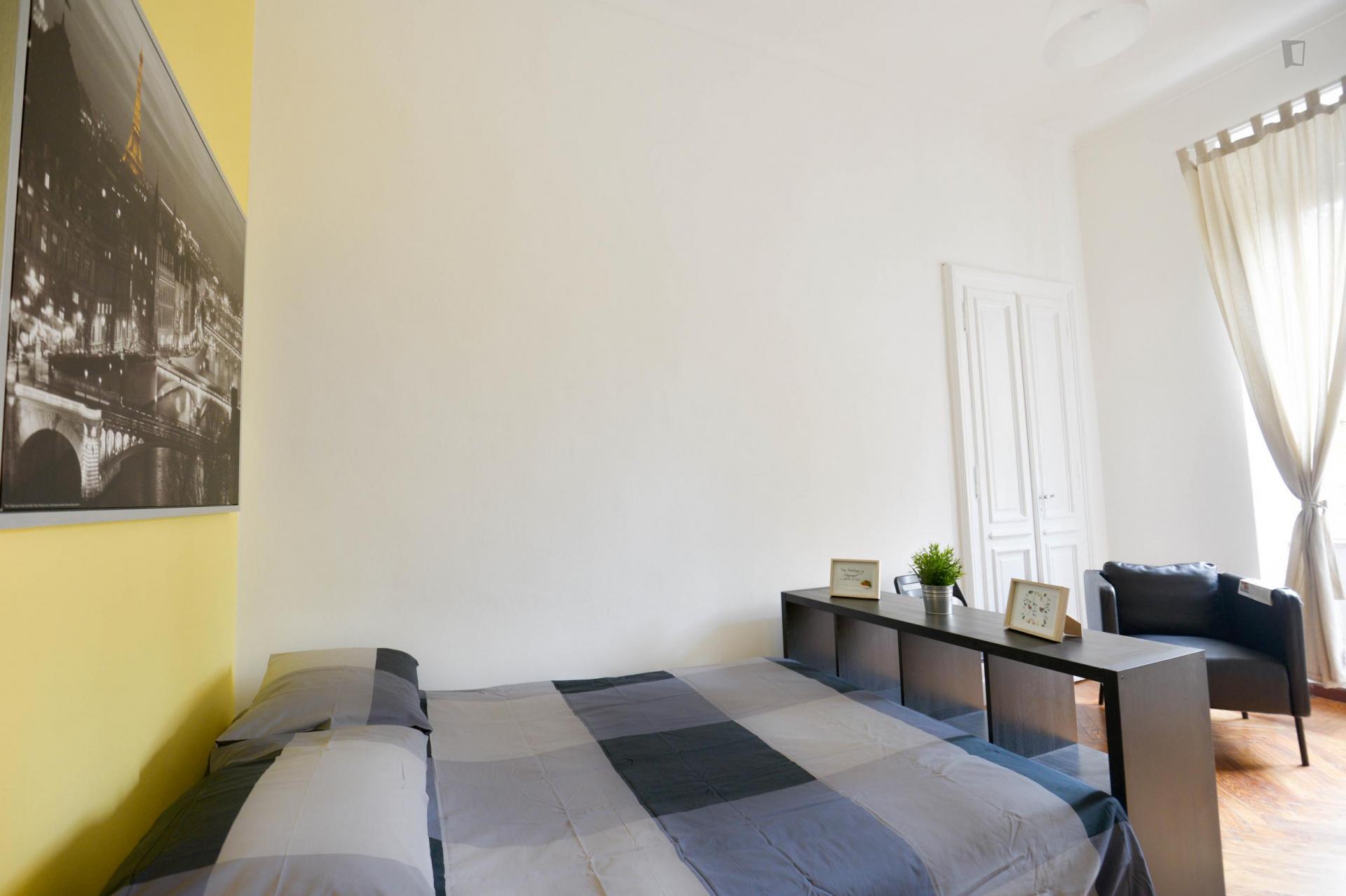 Bright double bedroom in Turin