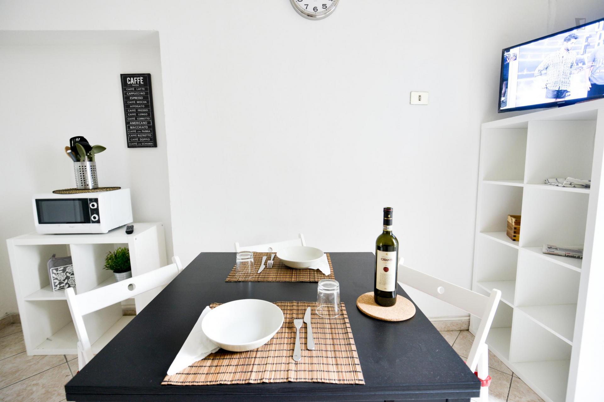 Bright double bedroom in Turin