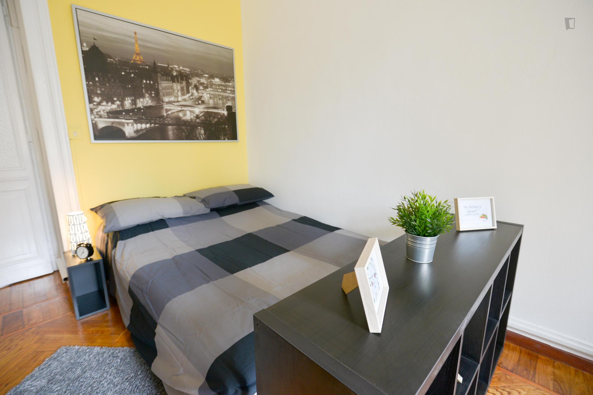 Bright double bedroom in Turin