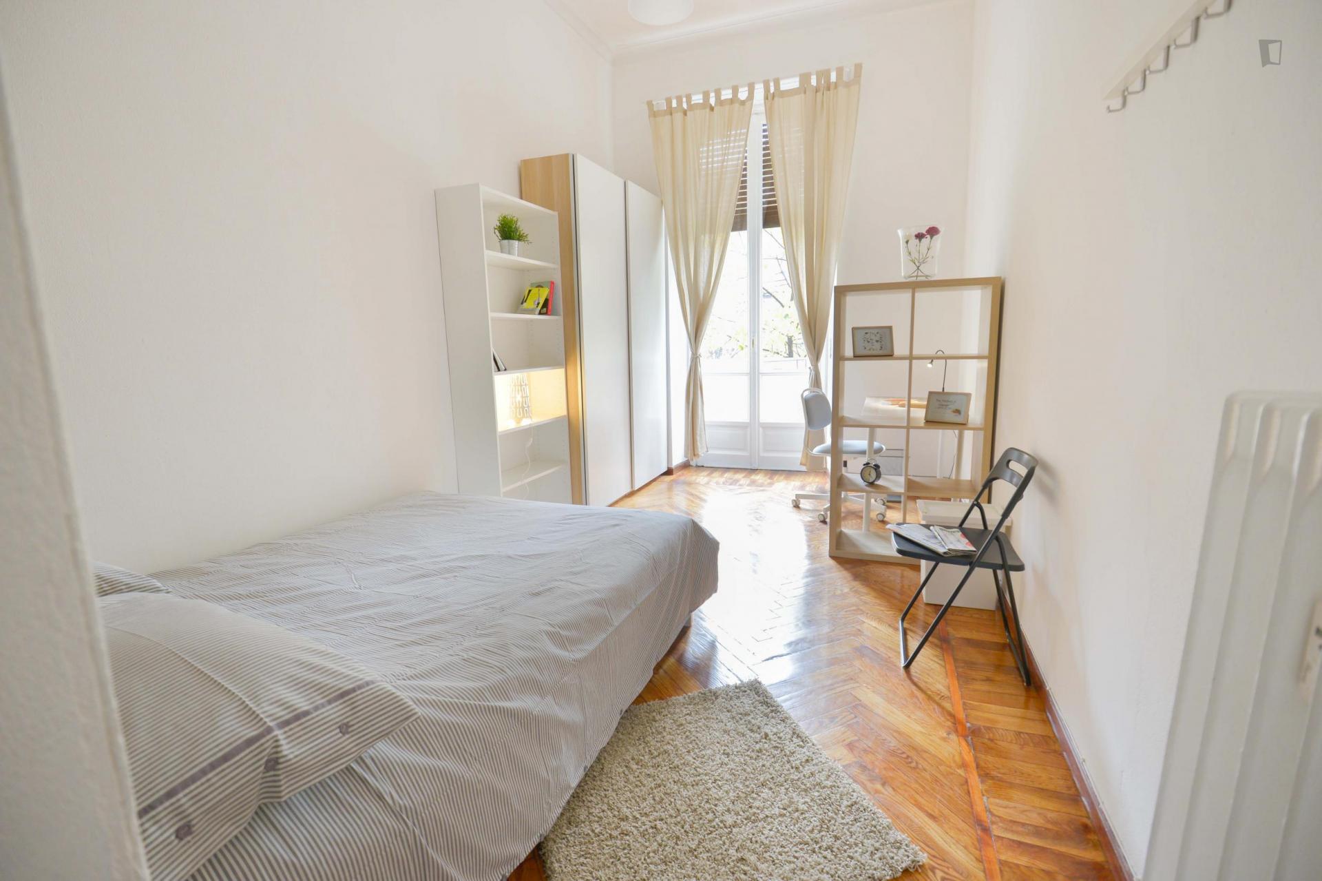 Bright double bedroom in Turin