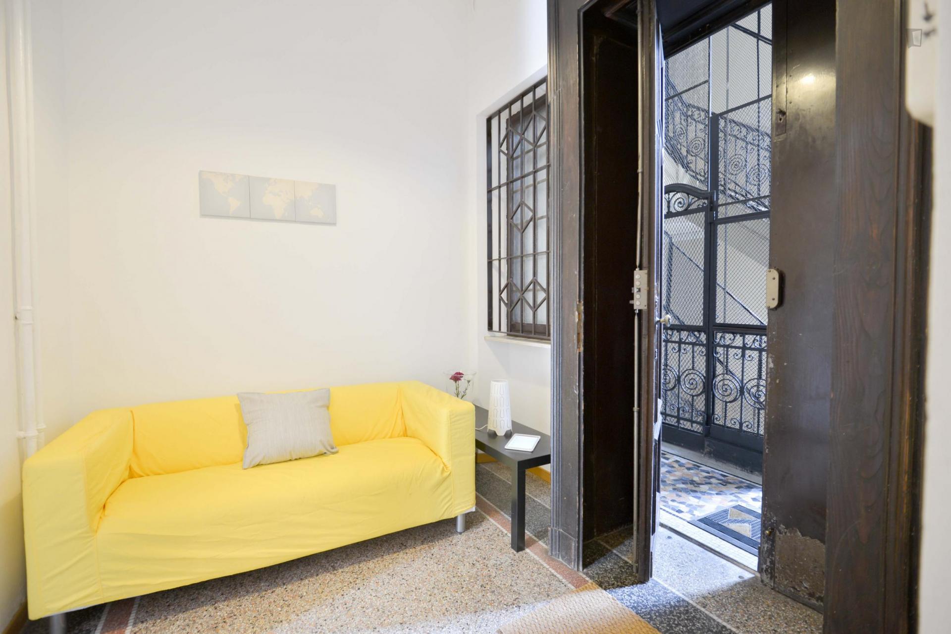 Bright double bedroom in Turin