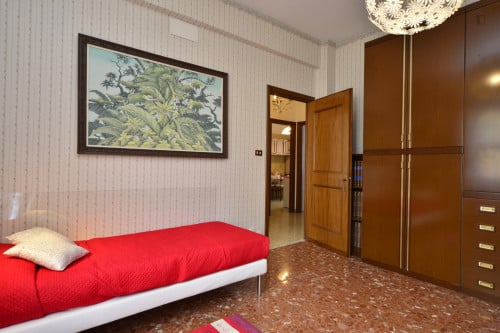 First-class single bedroom minutes away from Mirti metro station