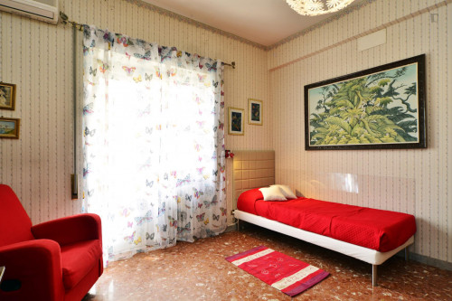 First-Class Single Bedroom Minutes Away From Mirti Metro Station - 2