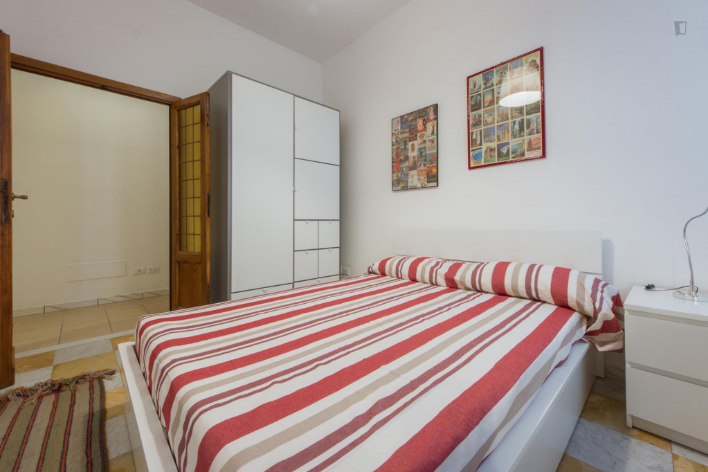 single bedroom, with private bathroom, in 2-bedroom apartment