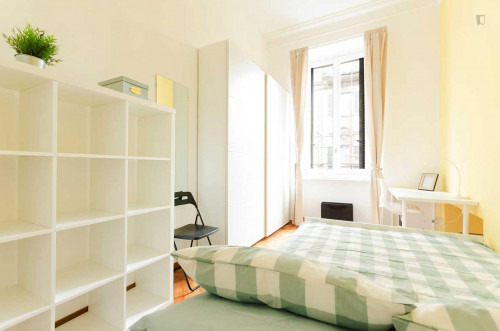 Luminous double bedroom in Turin
