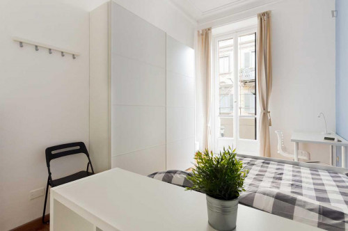 Luminous double bedroom in Turin