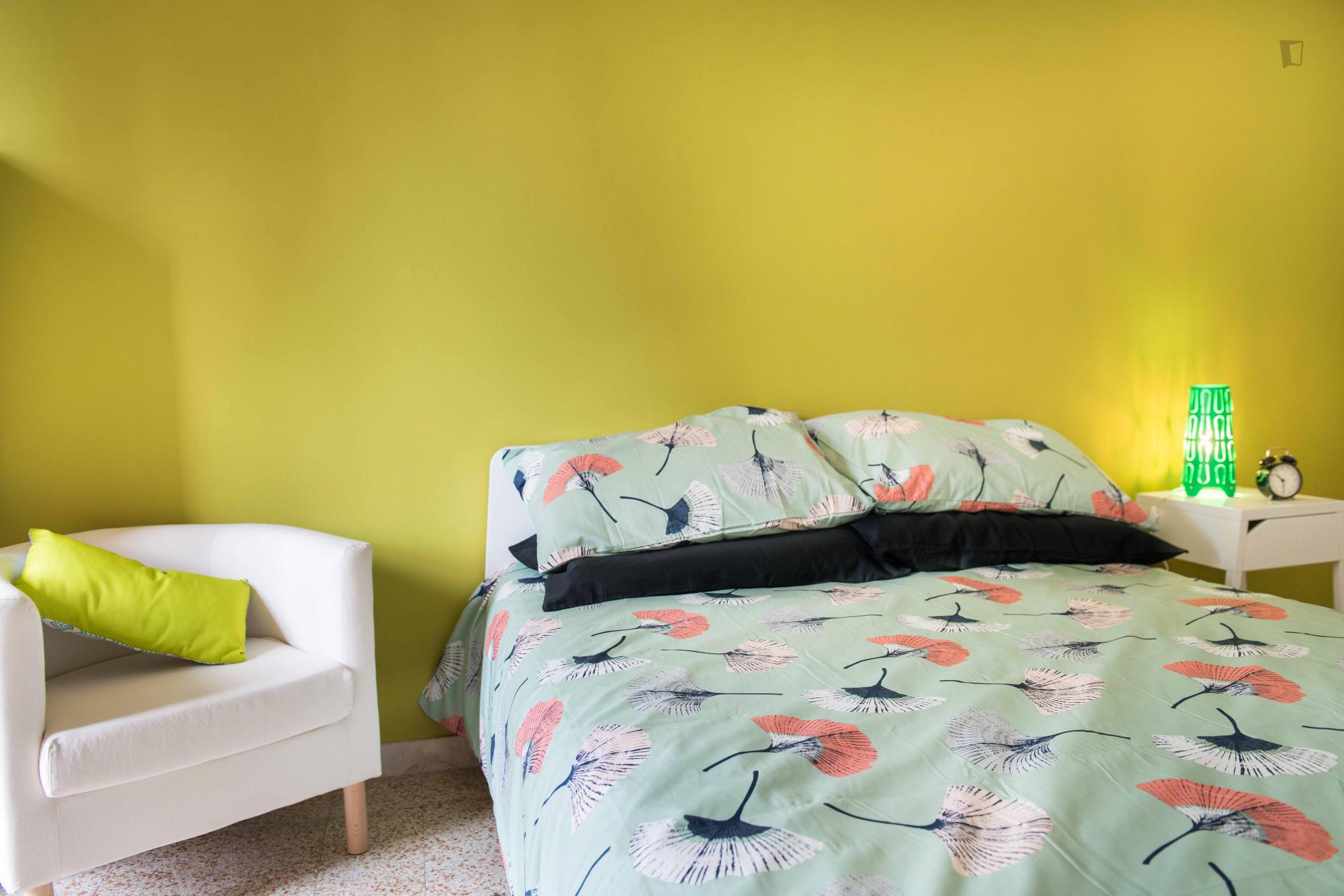 Luminous double bedroom in Nizza Millefonti