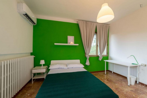Bright double bedroom with balcony close to Giardino Della Gherardesca