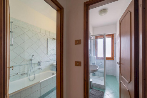 Bright double bedroom with balcony close to Giardino Della Gherardesca - Gallery - 11