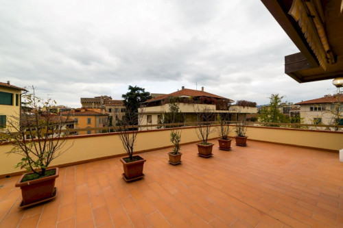 Bright double bedroom with balcony close to Giardino Della Gherardesca - Gallery - 5