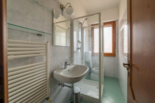 Bright double bedroom with balcony close to Giardino Della Gherardesca - Gallery - 12