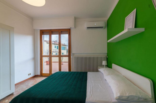 Bright double bedroom with balcony close to Giardino Della Gherardesca