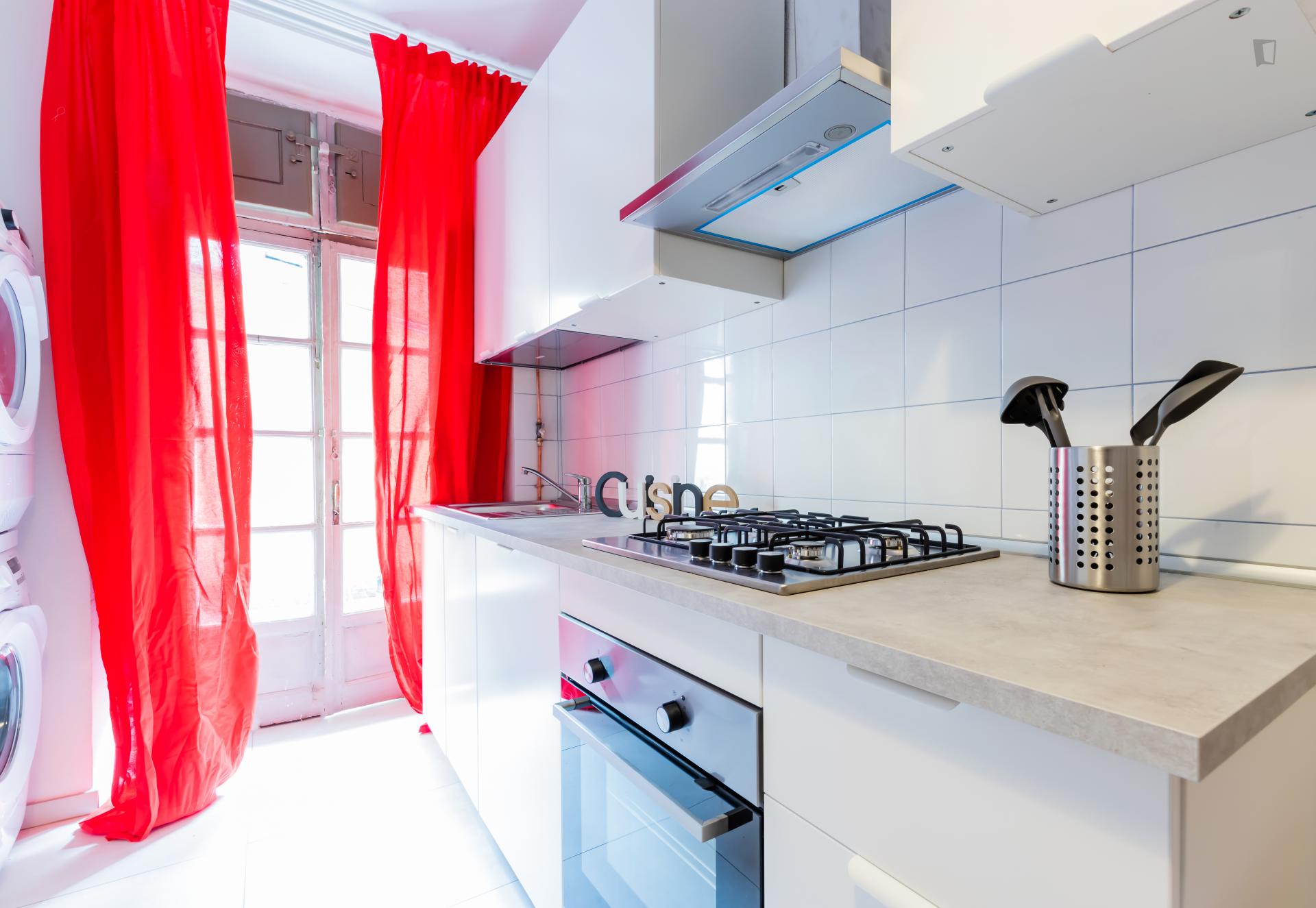 Spacious double bedroom next to the Re Umberto metro station