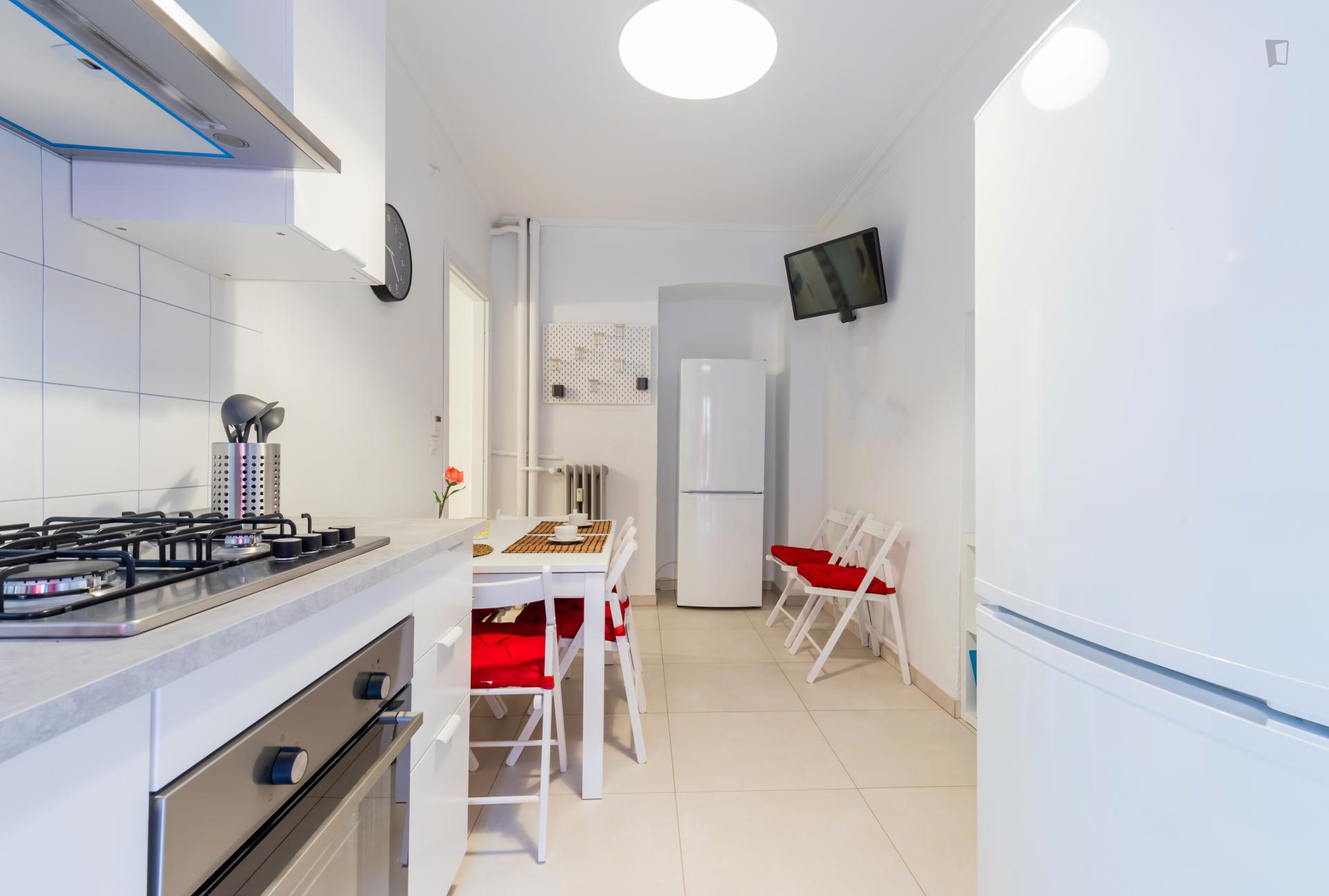 Spacious double bedroom next to the Re Umberto metro station