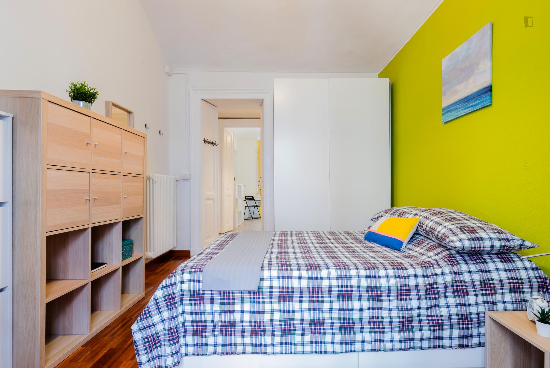 Spacious double bedroom next to the Re Umberto metro station