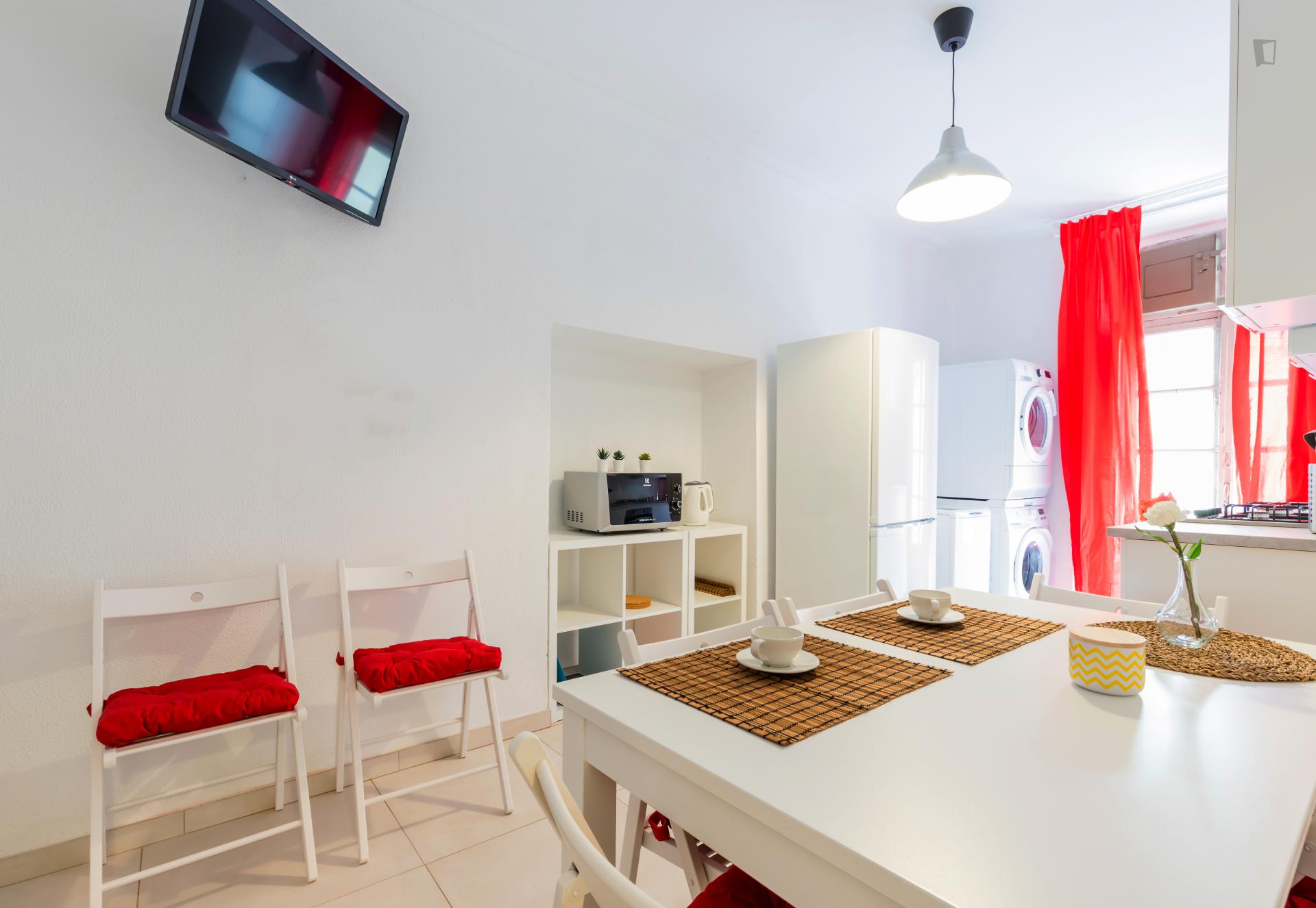 Spacious double bedroom next to the Re Umberto metro station