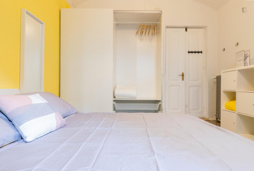Spacious double bedroom next to the Re Umberto metro station - Gallery - 2