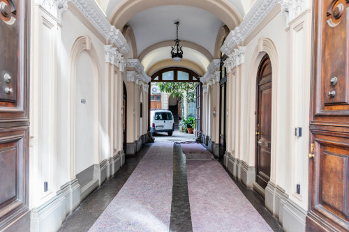 Spacious double bedroom next to the Re Umberto metro station - Gallery - 9