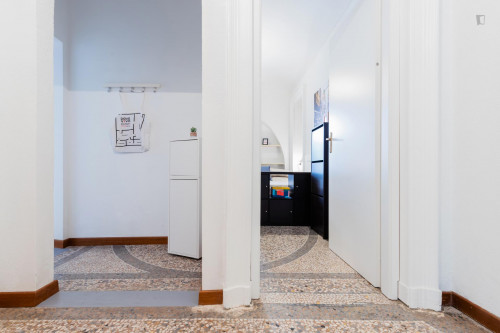 Spacious double bedroom next to the Re Umberto metro station - Gallery - 10