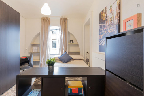 Comfortable double bedroom next to the Porta Nuova train station