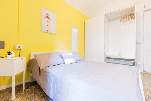 Comfortable double bedroom next to the Porta Nuova train station