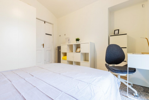 Comfortable double bedroom next to the Porta Nuova train station
