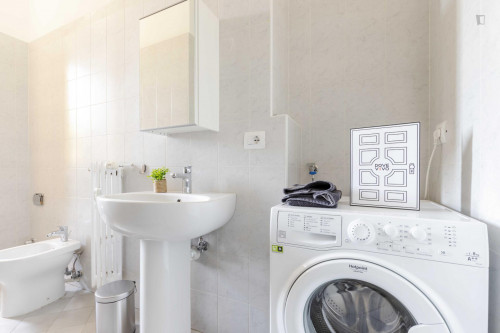 Spacious double bedroom in Crocetta - Gallery - 9