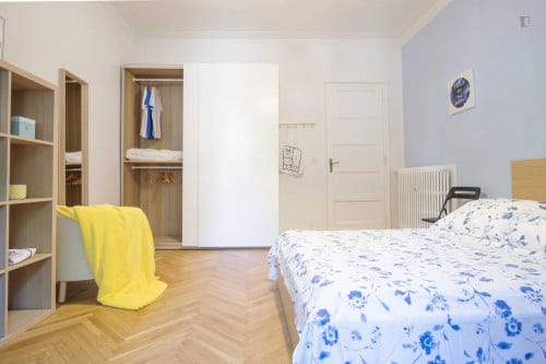 Spacious double bedroom in Crocetta