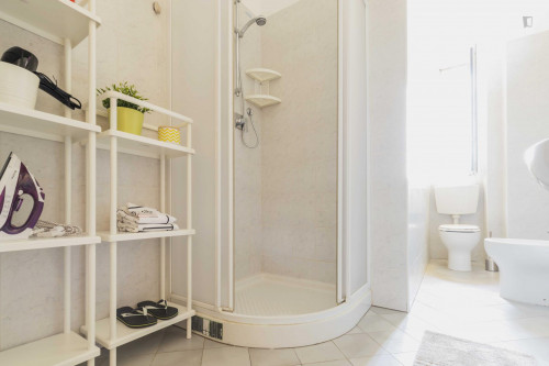 Spacious double bedroom in Crocetta - Gallery - 7