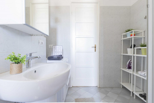Spacious double bedroom in Crocetta - Gallery - 8