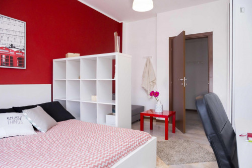Bright double bedroom in Turin
