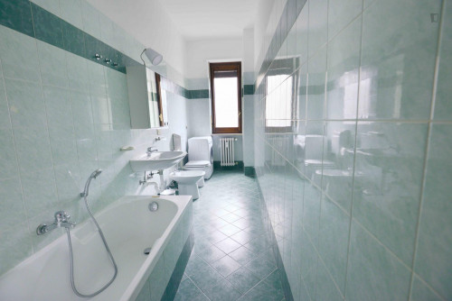 Bright double bedroom in Turin - Gallery - 7