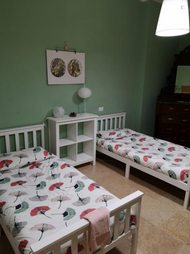 Single Bed In Charming Twin Bedroom In Novoli - 1