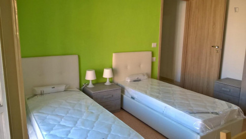 Single bed in a twin bedroom - Gallery - 18