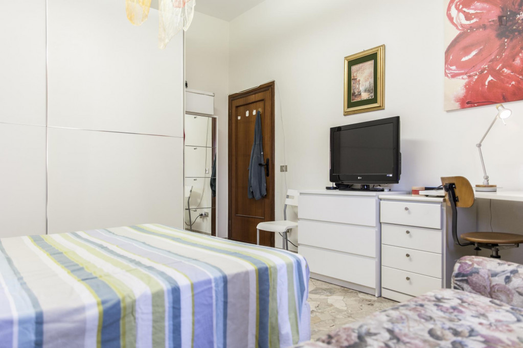 Modern and sunny double bedroom near Albereta park in Gavinana