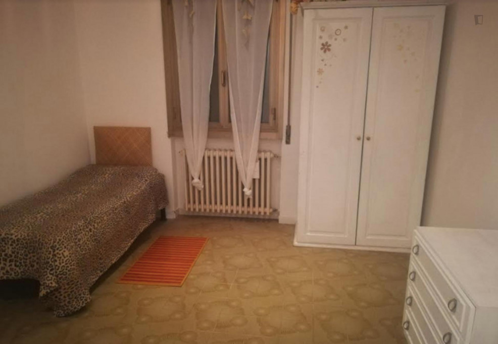 Twin bedroom in a 2-bedroom apartment near Giardino Guido Rossa