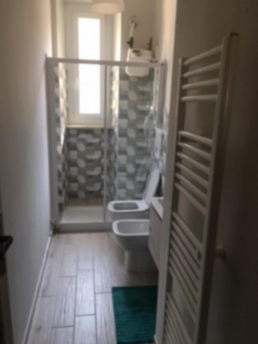 Multiple beds bedroom, with private bathroom and balcony, in 3-bedroom apartment - Gallery - 7