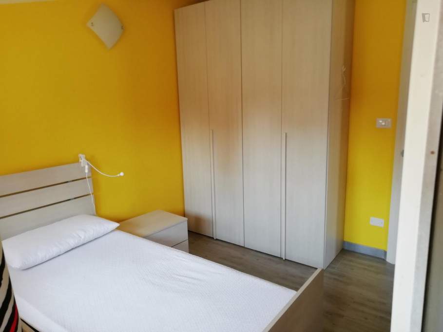 Single bedroom, with balcony, in 3-bedroom apartment