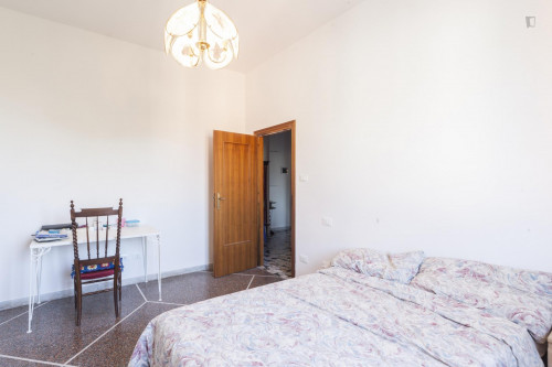 Cute double bedroom in a 3-bedroom flat, in the Murri neighbourhood