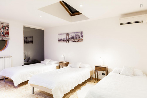 Fantastic 1-bedroom apartment, part of a hostel located in Pescarola - Gallery - 9