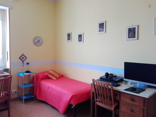 Cute single bedroom in a 3-bedroom apartment close to Lingotto metro station