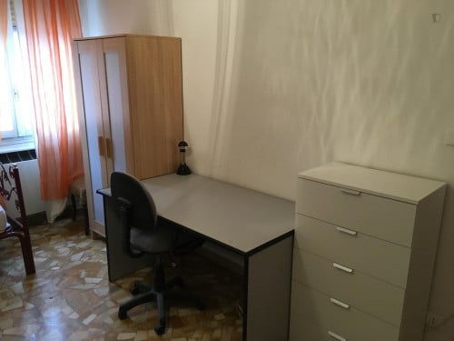 Bed in a twin bedroom in Casalecchio - Gallery - 3