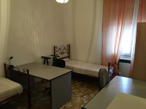 Bed in a twin bedroom in Casalecchio - Gallery - 4