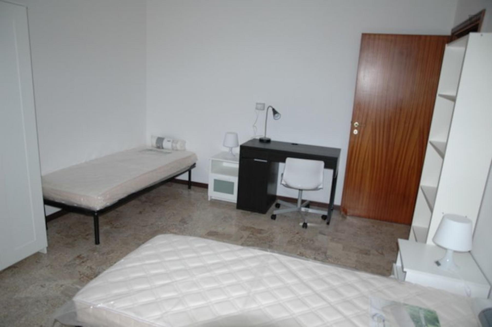 Bed in a twin bedroom close to Bologna Mazzini station