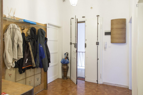 Large double bedroom in a 4-bedroom flat in the Bolognina district  - Gallery -  5