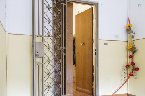 Large double bedroom in a 4-bedroom flat in the Bolognina district