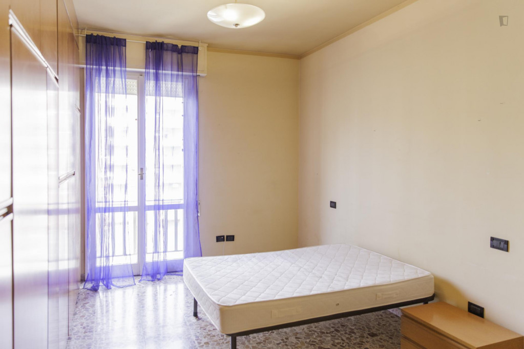 Large double bedroom in a 3-bedroom flat in Saffi