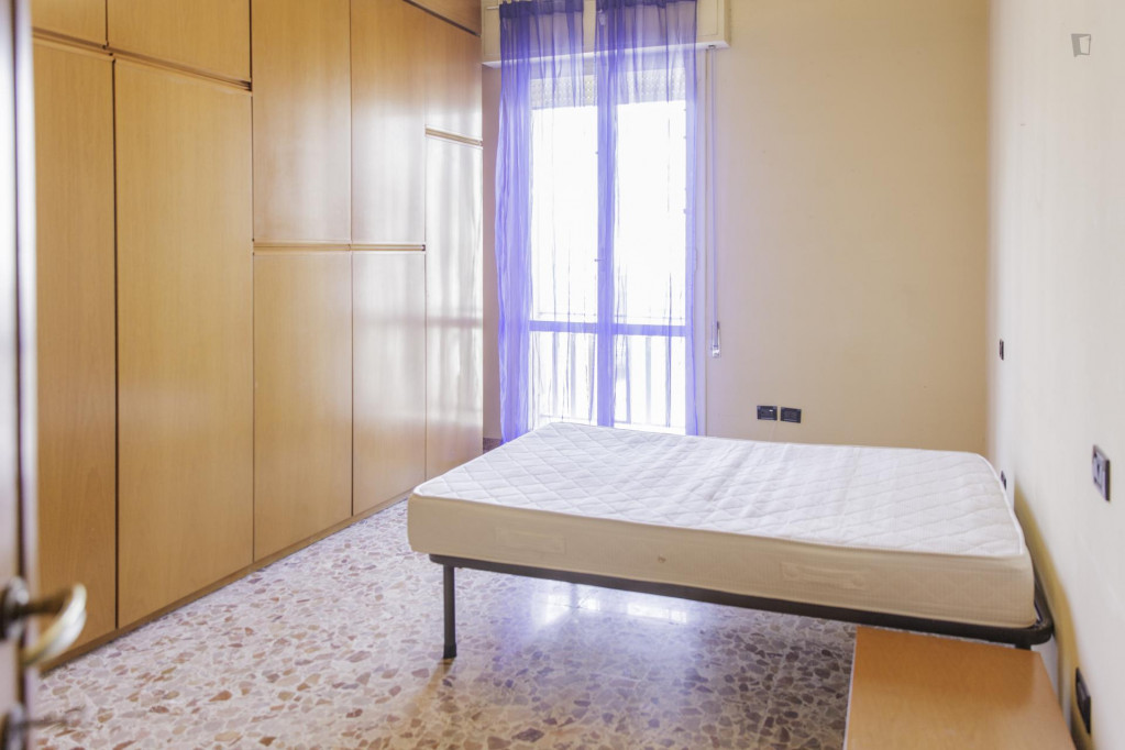 Large double bedroom in a 3-bedroom flat in Saffi