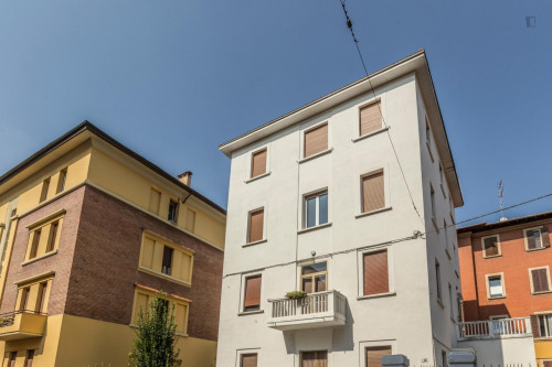 Cool single bedroom in a 4-bedroom apt in Bolognina